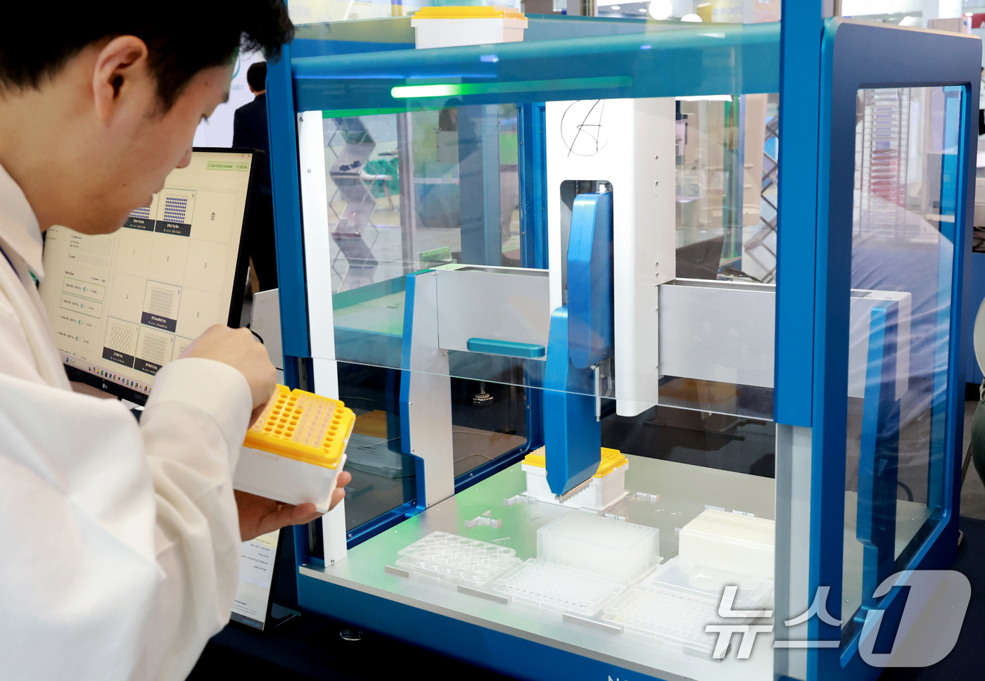 (서울=뉴스1) 이호윤 기자 = 28일 서울 강남구 코엑스에서 열린 ‘바이오코리아 2026'에서 관계자가 기기를 점검하고 있다.올해로 21회째를 맞은 바이오 코리아는 ‘혁신과 돌파 …