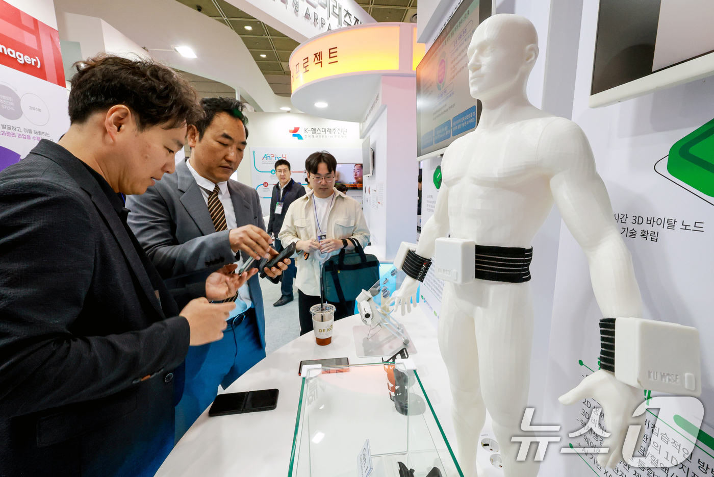 (서울=뉴스1) 이호윤 기자 = 28일 서울 강남구 코엑스에서 열린 ‘바이오코리아 2026'을 찾은 관람객들이 부스를 둘러보고 있다.올해로 21회째를 맞은 바이오 코리아는 ‘혁신과 …