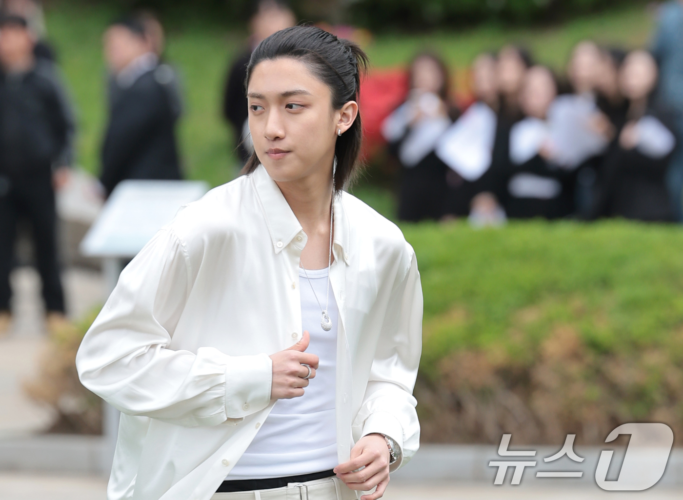 (서울=뉴스1) 권현진 기자 = 롱샷의 우진이 28일 서울 서초구 예술의전당 음악광장에서 열린 아쿠아 디 파르마 팝업 스토어 오픈 행사에 참석하고 있다. 2026.4.28/뉴스1