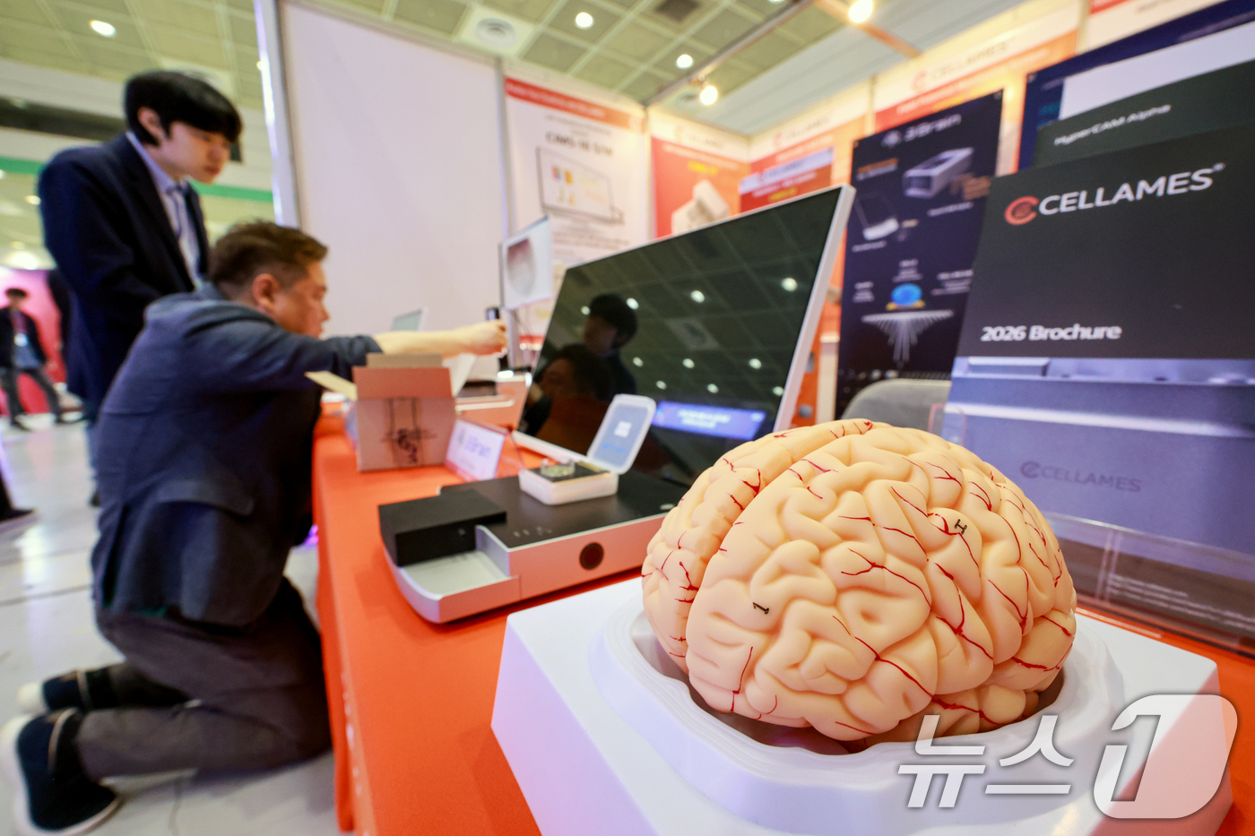 (서울=뉴스1) 이호윤 기자 = 28일 서울 강남구 코엑스에서 열린 ‘바이오코리아 2026'을 찾은 관람객들이 부스를 둘러보고 있다.올해로 21회째를 맞은 바이오 코리아는 ‘혁신과 …