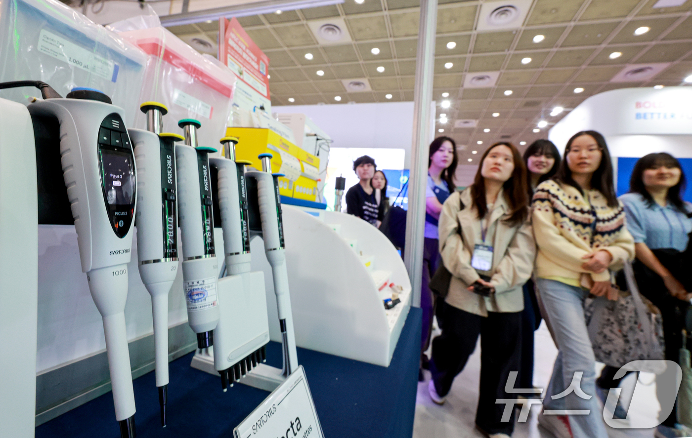 (서울=뉴스1) 이호윤 기자 = 28일 서울 강남구 코엑스에서 열린 ‘바이오코리아 2026'을 찾은 관람객들이 부스를 둘러보고 있다.올해로 21회째를 맞은 바이오 코리아는 ‘혁신과 …