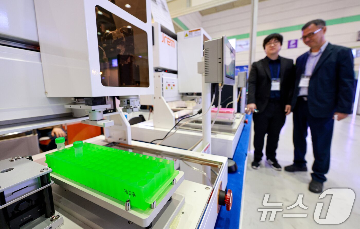 본문 이미지 - 28일 서울 강남구 코엑스에서 열린 ‘바이오코리아 2026'을 찾은 관람객들이 부스를 둘러보고 있다. 2026.4.28 ⓒ 뉴스1 이호윤 기자