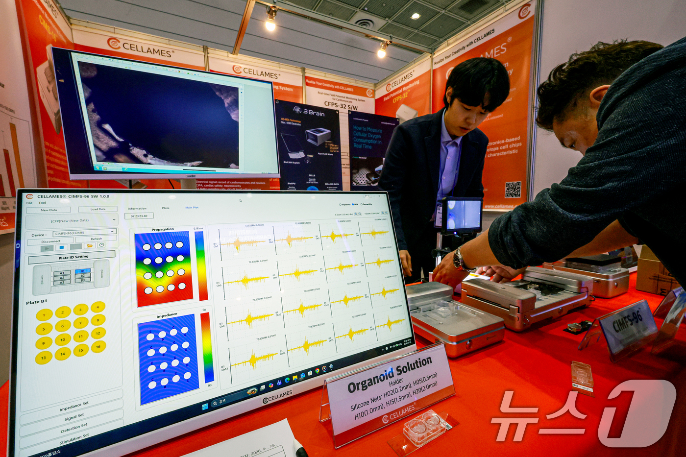 (서울=뉴스1) 이호윤 기자 = 28일 서울 강남구 코엑스에서 열린 ‘바이오코리아 2026'을 찾은 관람객들이 부스를 둘러보고 있다.올해로 21회째를 맞은 바이오 코리아는 ‘혁신과 …