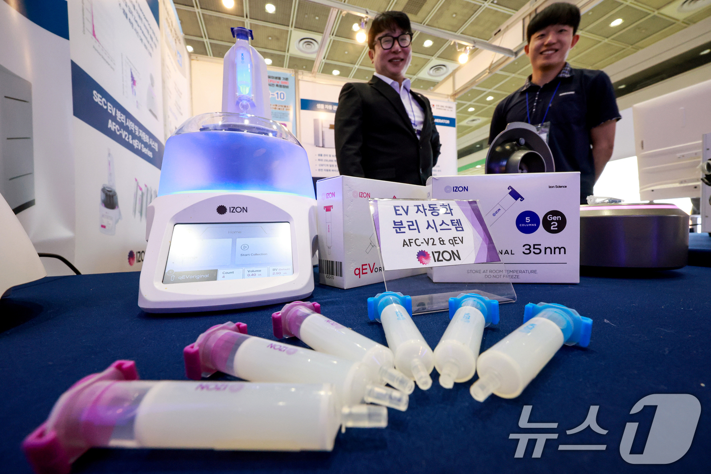 (서울=뉴스1) 이호윤 기자 = 28일 서울 강남구 코엑스에서 열린 ‘바이오코리아 2026'에서 관계자들이 EV 자동화 분리 시스템을 소개하고 있다.올해로 21회째를 맞은 바이오 …