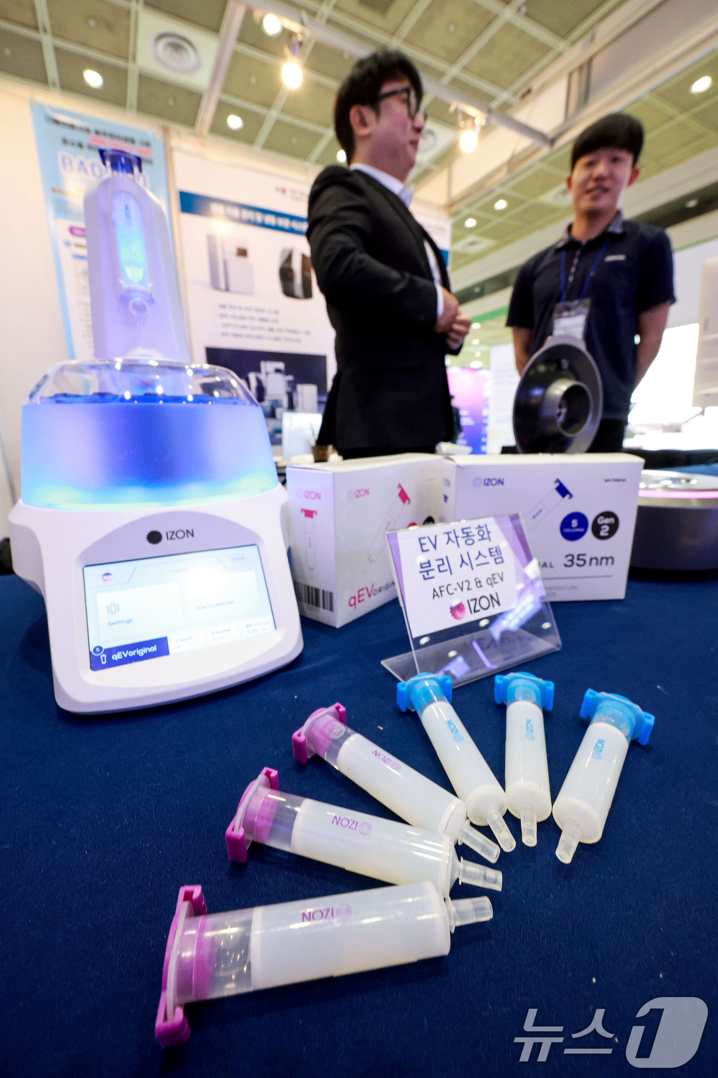 (서울=뉴스1) 이호윤 기자 = 28일 서울 강남구 코엑스에서 열린 ‘바이오코리아 2026'에서 관계자들이 EV 자동화 분리 시스템을 소개하고 있다.올해로 21회째를 맞은 바이오 …
