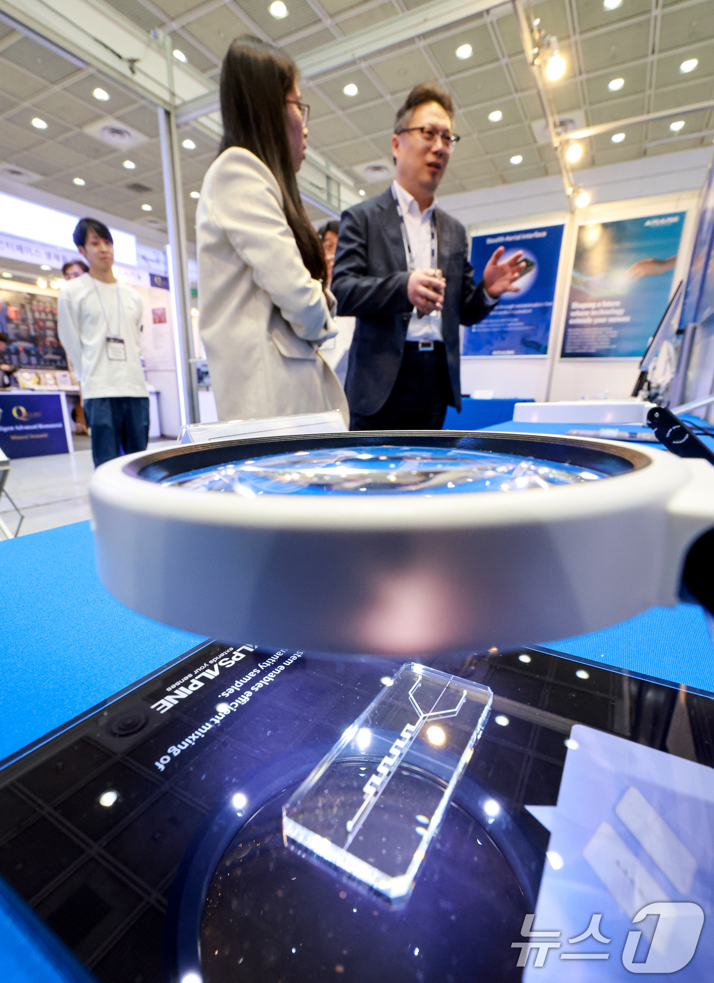 (서울=뉴스1) 이호윤 기자 = 28일 서울 강남구 코엑스에서 열린 ‘바이오코리아 2026'을 찾은 관람객들이 부스를 둘러보고 있다.올해로 21회째를 맞은 바이오 코리아는 ‘혁신과 …