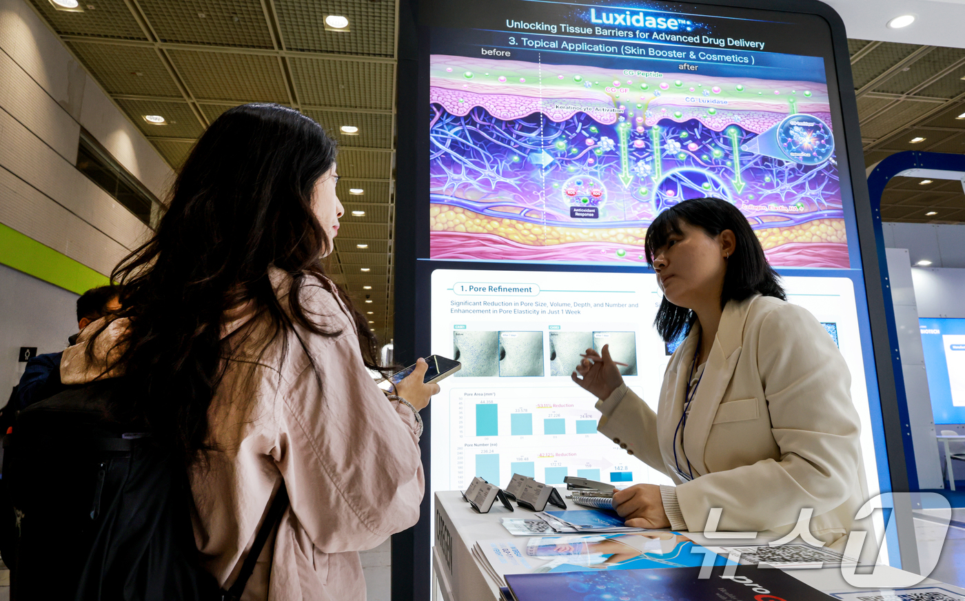 (서울=뉴스1) 이호윤 기자 = 28일 서울 강남구 코엑스에서 열린 ‘바이오코리아 2026'을 찾은 관람객이 부스를 둘러보고 있다.올해로 21회째를 맞은 바이오 코리아는 ‘혁신과 …