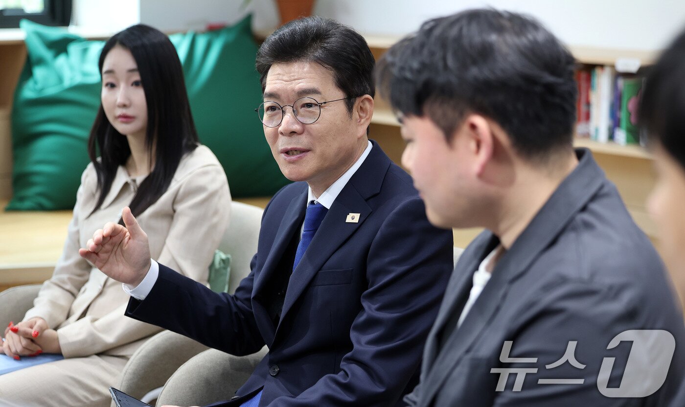 본문 이미지 - 정원오 더불어민주당 서울시장 후보가 28일 서울 동대문구 경희대 캠퍼스타운 삼의원창업센터 누리터에서 열린 정원오의 찾아가는 간담회 : 청년기업가 및 예비창업자 편에서 청년들과 대화를 나누고 있다. 2026.4.28 ⓒ 뉴스1 박지혜 기자