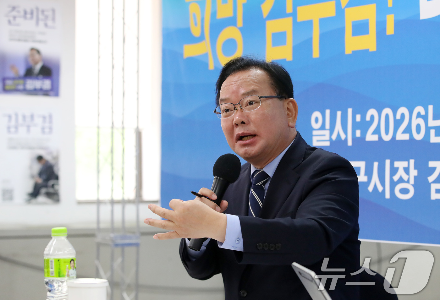 (대구=뉴스1) 공정식 기자 = 김부겸 더불어민주당 대구시장 후보가 28일 오전 대구 달서구 선거사무소에서 대구 청년들의 정책 제안 등 목소리를 듣는 '청년이 묻고 김부겸이 답하다 …