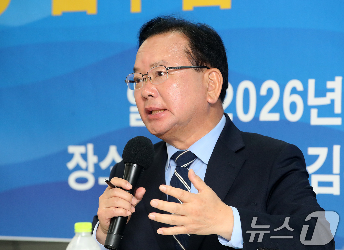 (대구=뉴스1) 공정식 기자 = 김부겸 더불어민주당 대구시장 후보가 28일 오전 대구 달서구 선거사무소에서 대구 청년들의 정책 제안 등 목소리를 듣는 '청년이 묻고 김부겸이 답하다 …