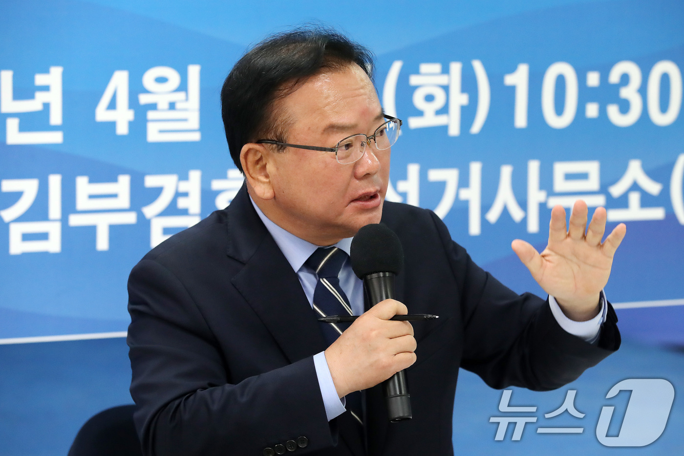 (대구=뉴스1) 공정식 기자 = 김부겸 더불어민주당 대구시장 후보가 28일 오전 대구 달서구 선거사무소에서 대구 청년들의 정책 제안 등 목소리를 듣는 '청년이 묻고 김부겸이 답하다 …