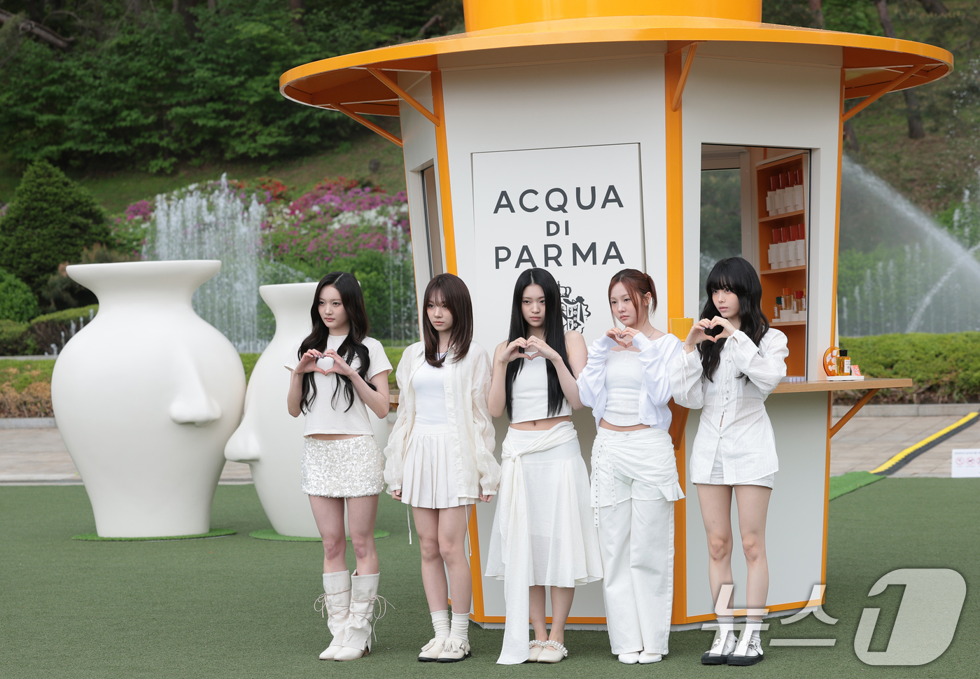 (서울=뉴스1) 권현진 기자 = 키비츠 유이(왼쪽부터)와 지원, 예슬, 주원, 유나가 28일 서울 서초구 예술의전당 음악광장에서 열린 아쿠아 디 파르마 팝업 스토어 오픈 행사에 참 …