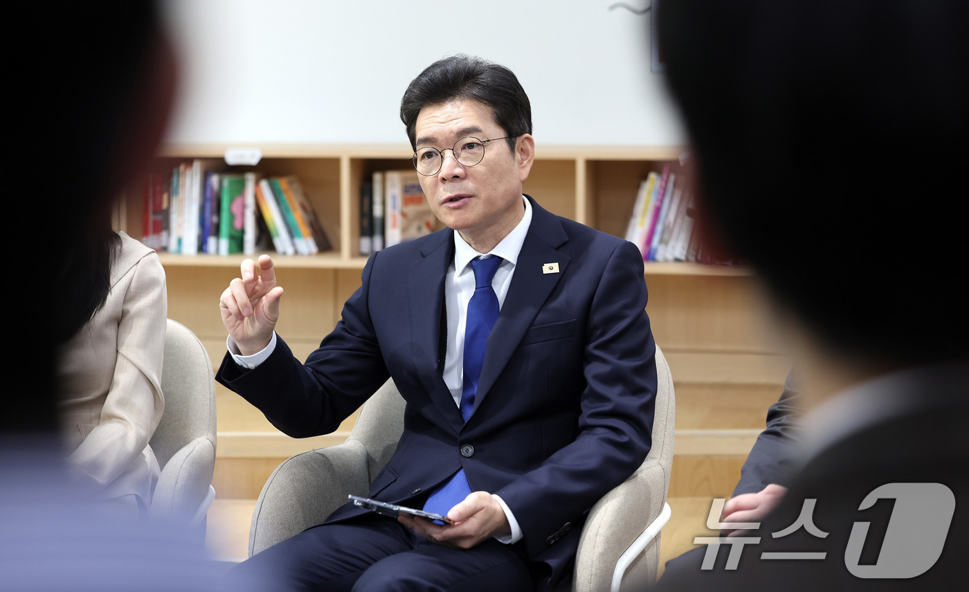 (서울=뉴스1) 박지혜 기자 = 정원오 더불어민주당 서울시장 후보가 28일 서울 동대문구 경희대 캠퍼스타운 삼의원창업센터 누리터에서 열린 정원오의 찾아가는 간담회 : 청년기업가 및 …