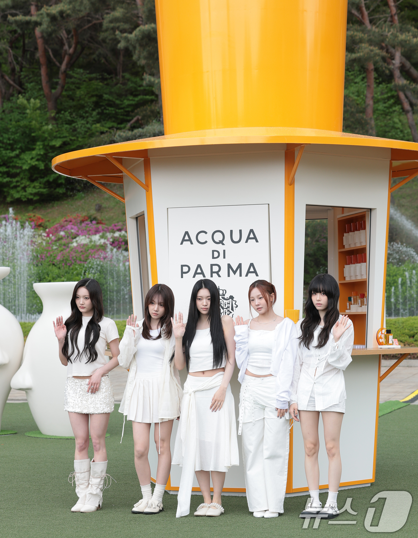 (서울=뉴스1) 권현진 기자 = 키비츠 유이(왼쪽부터)와 지원, 예슬, 주원, 유나가 28일 서울 서초구 예술의전당 음악광장에서 열린 아쿠아 디 파르마 팝업 스토어 오픈 행사에 참 …