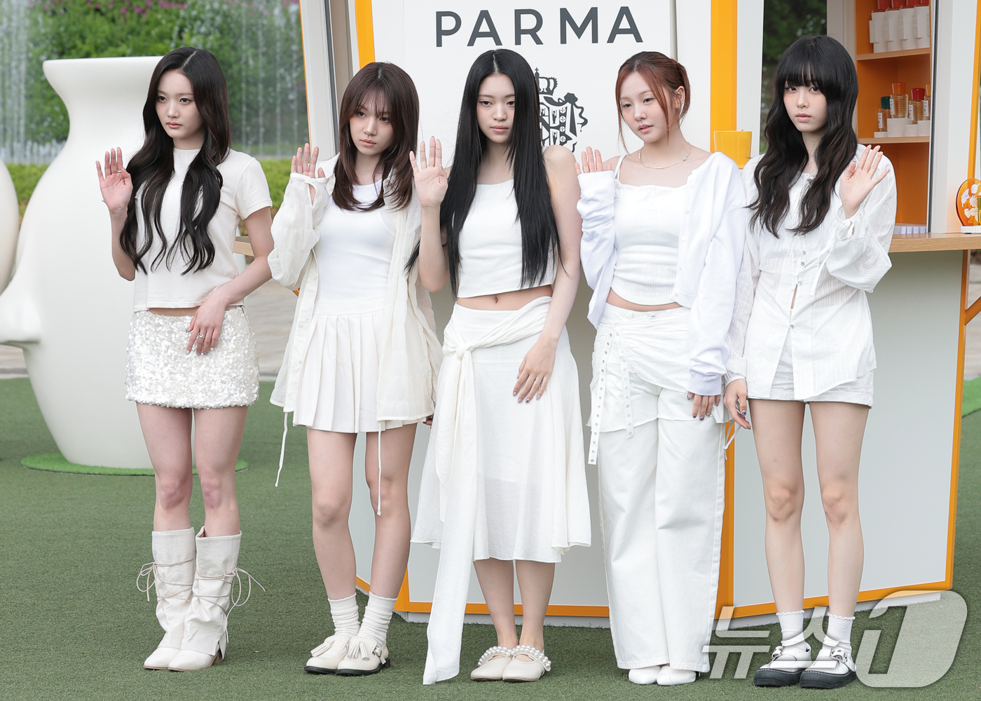 (서울=뉴스1) 권현진 기자 = 키비츠 유이(왼쪽부터)와 지원, 예슬, 주원, 유나가 28일 서울 서초구 예술의전당 음악광장에서 열린 아쿠아 디 파르마 팝업 스토어 오픈 행사에 참 …