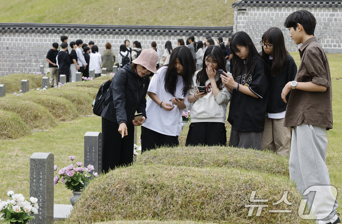 (광주=뉴스1) 김태성 기자 = 28일 오전 광주시 북구 운정동 국립5.18묘지에서 운암중학교 학생들이 5월을 앞두고 참배한 후 묘지를 둘러보고 있다. 2026.4.28/뉴스1