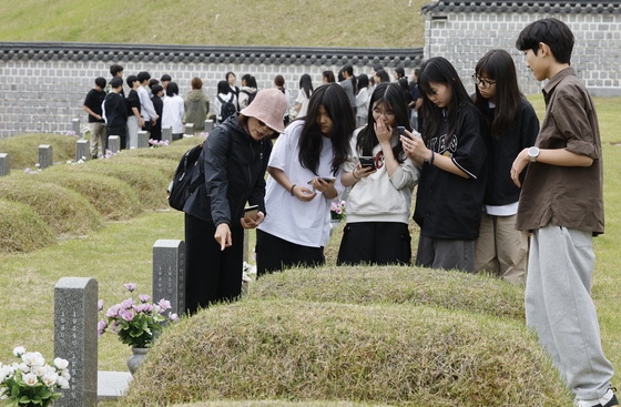 '5.18 앞두고 참배 왔어요'