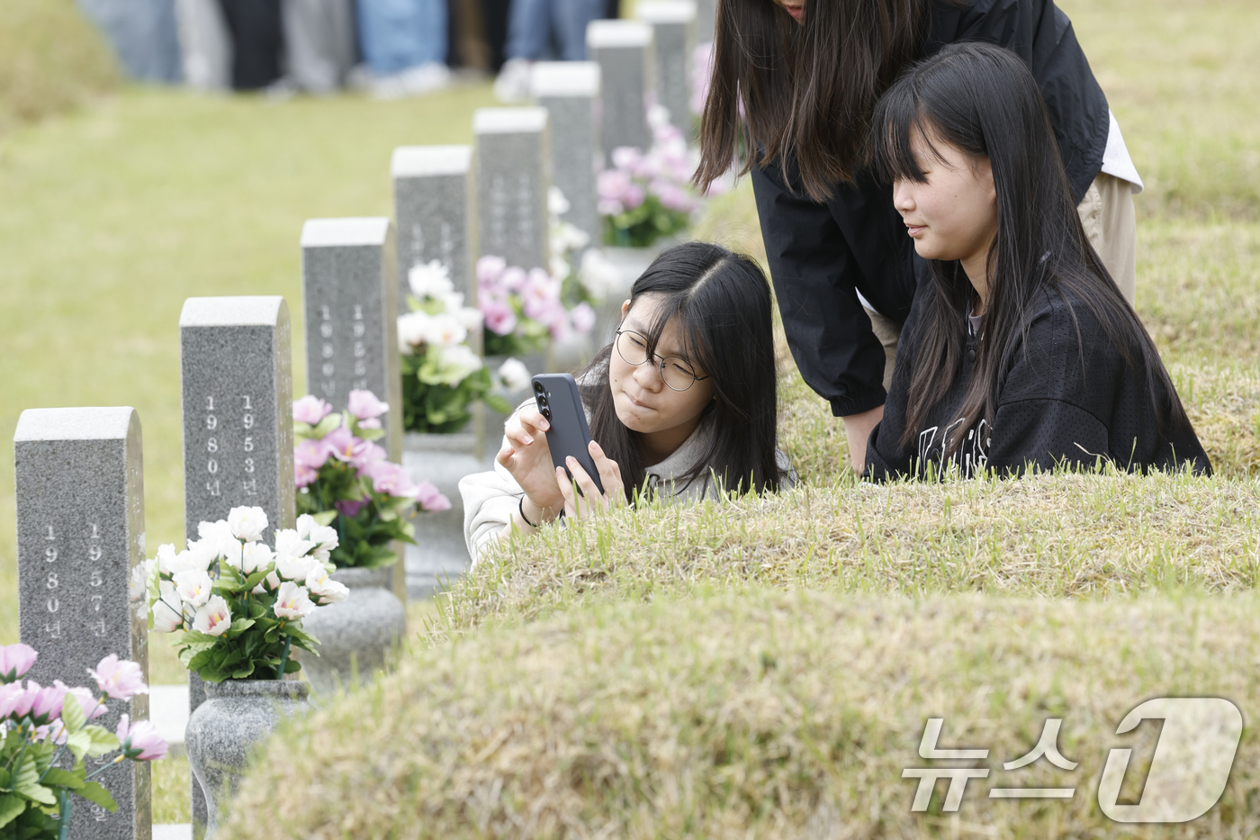 (광주=뉴스1) 김태성 기자 = 28일 오전 광주시 북구 운정동 국립5.18묘지에서 운암중학교 학생들이 5월을 앞두고 참배한 후 묘지를 둘러보고 있다. 2026.4.28/뉴스1