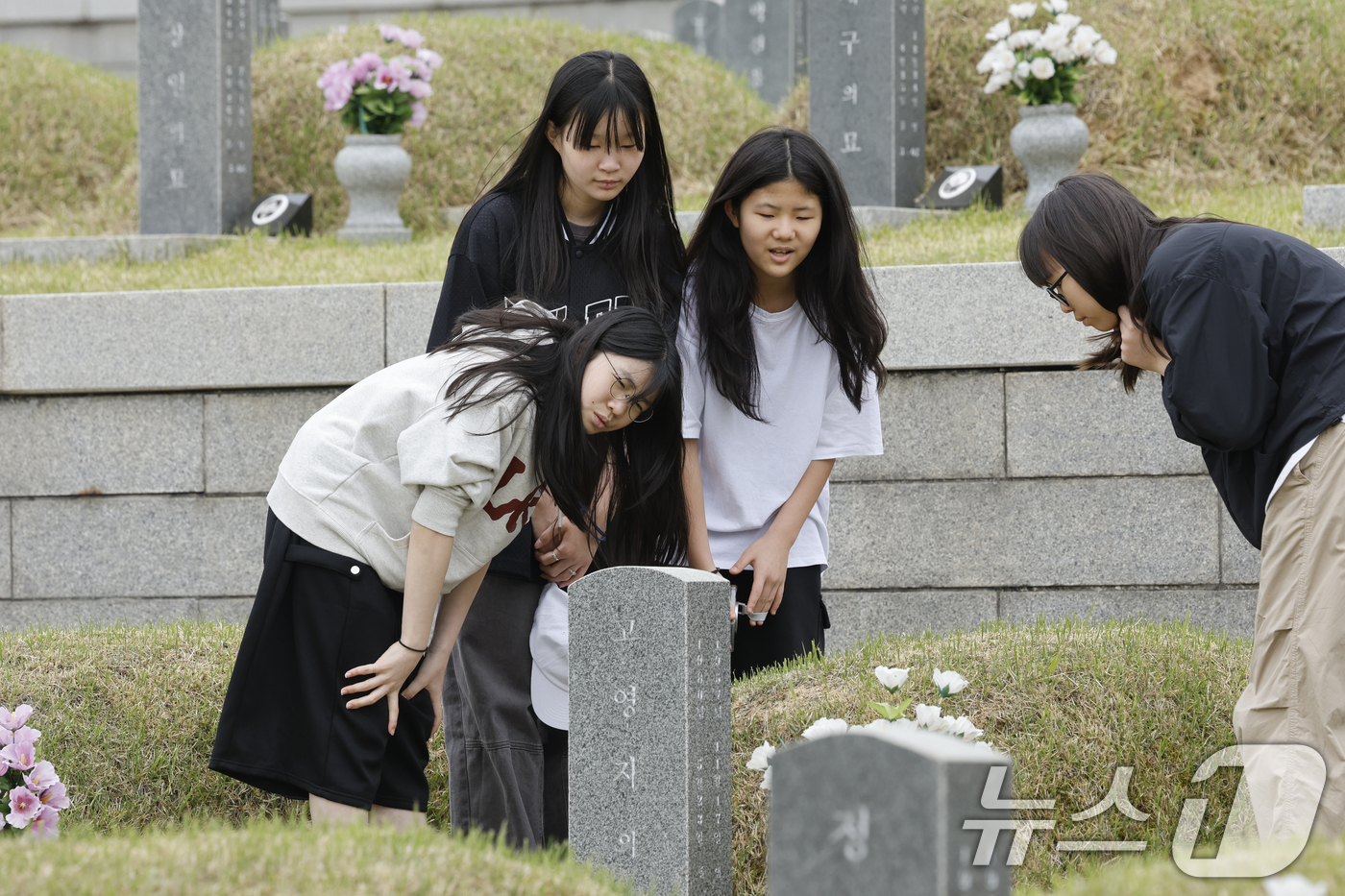 (광주=뉴스1) 김태성 기자 = 28일 오전 광주시 북구 운정동 국립5.18묘지에서 운암중학교 학생들이 5월을 앞두고 참배한 후 묘지를 둘러보고 있다. 2026.4.28/뉴스1