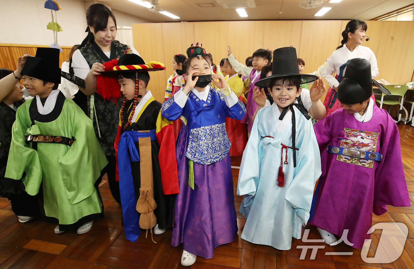 (부산=뉴스1) 윤일지 기자 = 28일 부산 동구 동일중앙초등학교에서 열린 부산교육청 '찾아가는 한복문화교육'에 참가한 학생들이 한복 등 다양한 전통의상을 입어보고 있다.이날 학생 …