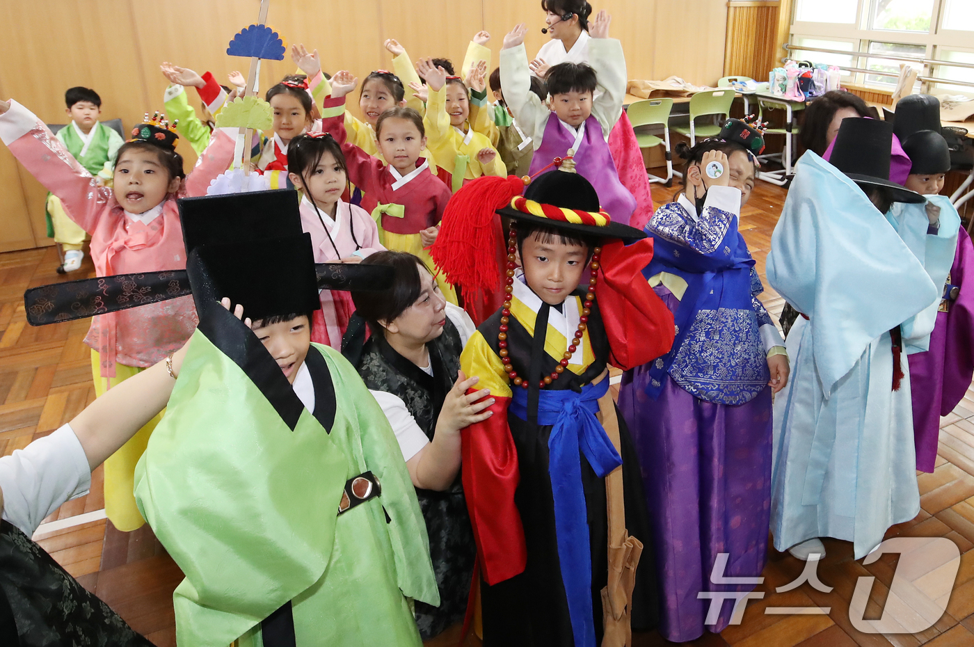 (부산=뉴스1) 윤일지 기자 = 28일 부산 동구 동일중앙초등학교에서 열린 부산교육청 '찾아가는 한복문화교육'에 참가한 학생들이 한복 등 다양한 전통의상을 입어보고 있다.이날 학생 …