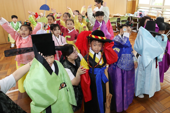 우리 전통의상 입어보는 학생들