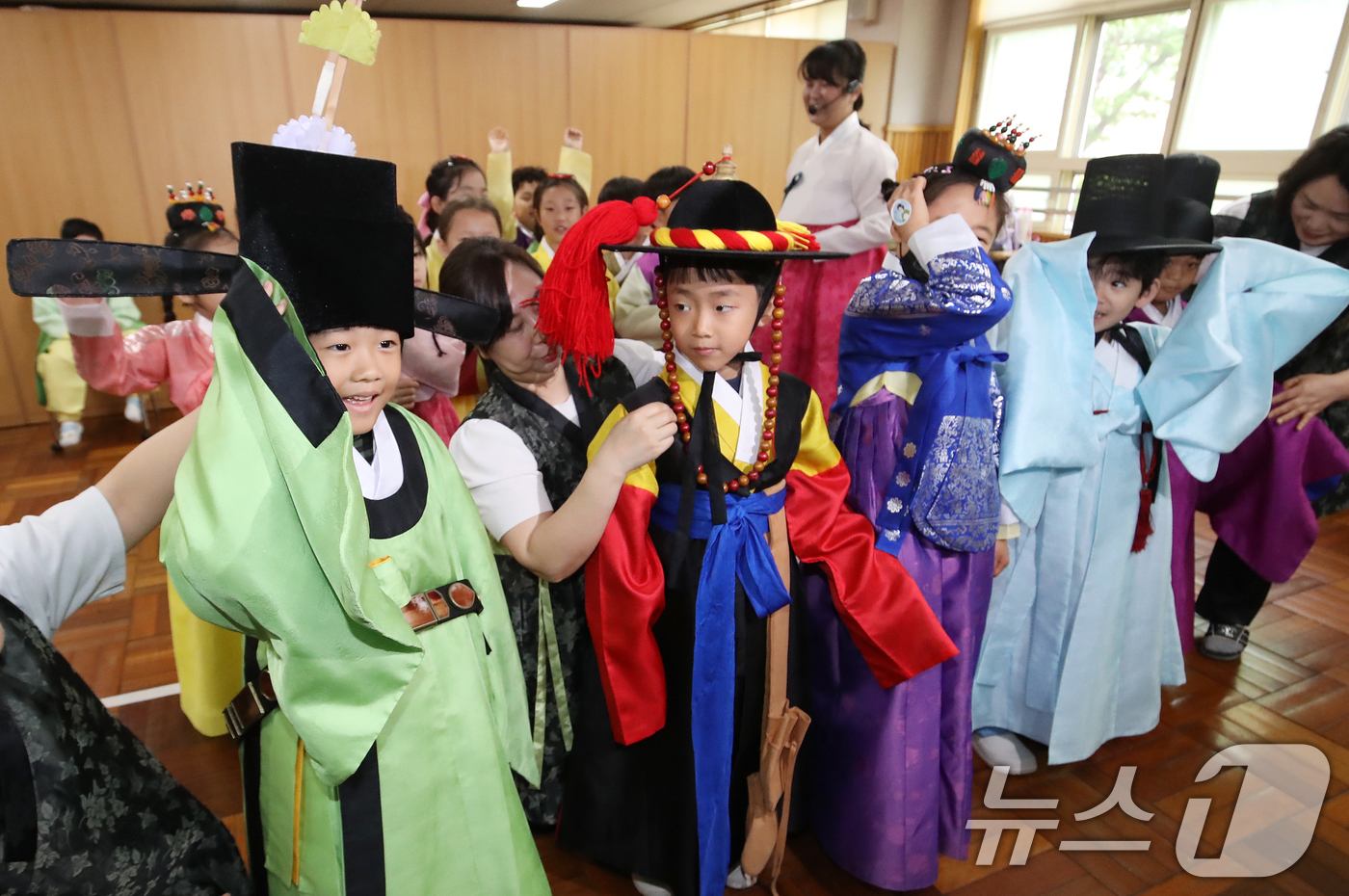 (부산=뉴스1) 윤일지 기자 = 28일 부산 동구 동일중앙초등학교에서 열린 부산교육청 '찾아가는 한복문화교육'에 참가한 학생들이 한복 등 다양한 전통의상을 입어보고 있다.이날 학생 …