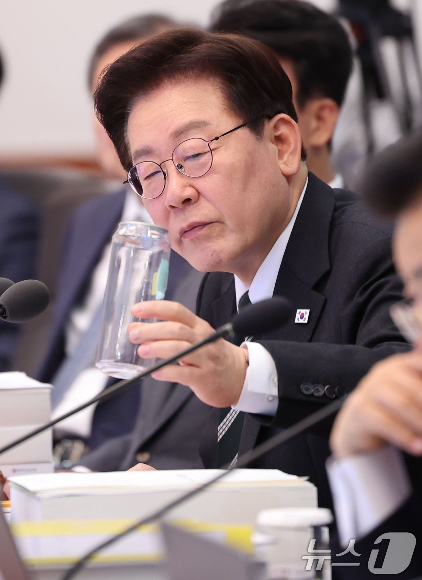 (서울=뉴스1) 허경 기자 = 이재명 대통령이 28일 청와대에서 열린 제18회 국무회의 겸 제6차 비상경제점검회의에서 김성환 기후에너지환경부 장관 발언 때 PET(투명) 캔과 알루 …