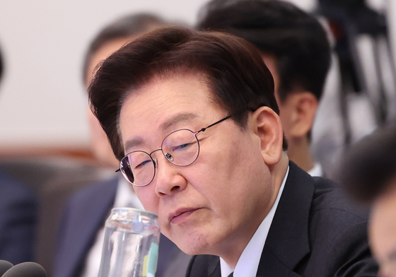 캔시머 용기 보는 이재명 대통령