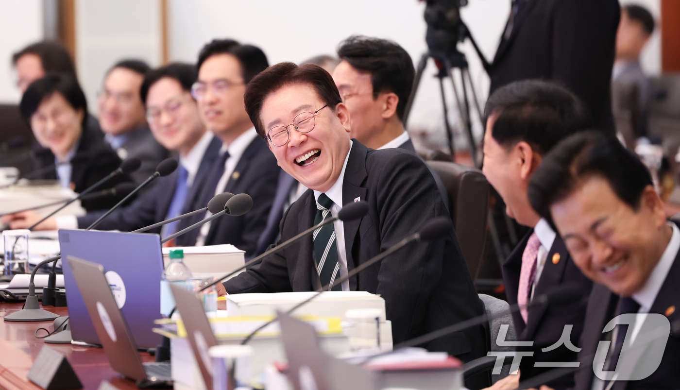 (서울=뉴스1) 허경 기자 = 이재명 대통령이 28일 청와대에서 열린 제18회 국무회의 겸 제6차 비상경제점검회의에서 발언하며 미소 짓고 있다. 2026.4.28/뉴스1