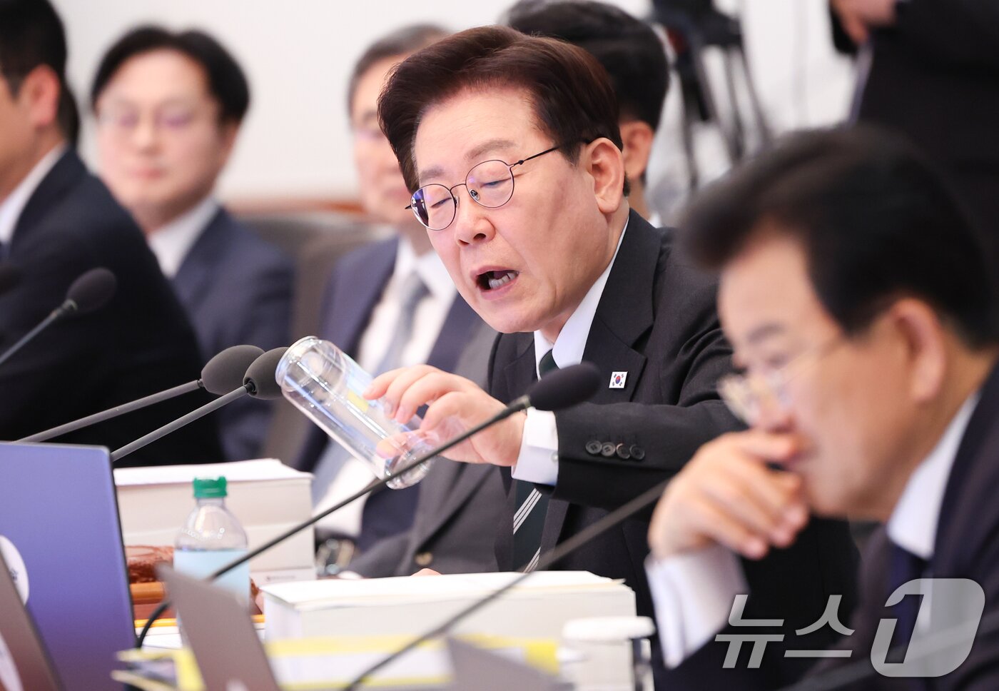 본문 이미지 - 이재명 대통령이 청와대에서 열린 제18회 국무회의 겸 제6차 비상경제점검회의에서 김성환 기후에너지환경부 장관 발언 때 PET(투명) 캔과 알루미늄 캔(뚜껑)으로 구성된 캔시머 용기를 보고 있다. 2026.4.28 ⓒ 뉴스1 허경 기자