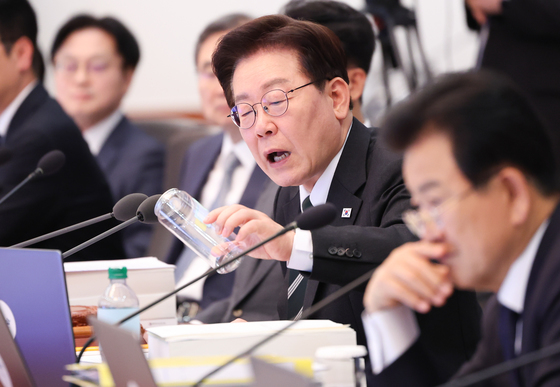 캔시머 용기 보는 이재명 대통령