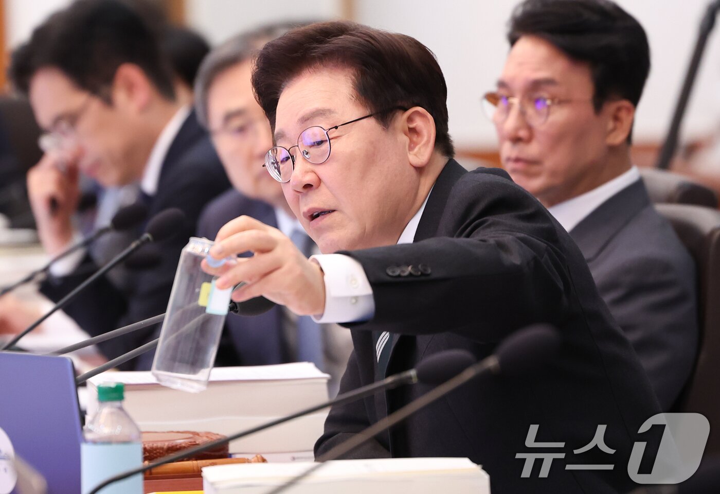 본문 이미지 - 이재명 대통령이 28일 청와대에서 열린 제18회 국무회의 겸 제6차 비상경제점검회의에서 김성환 기후에너지환경부 장관 발언 때 PET(투명) 캔과 알루미늄 캔(뚜껑)으로 구성된 캔시머 용기를 보고 있다. 2026.4.28 ⓒ 뉴스1 허경 기자