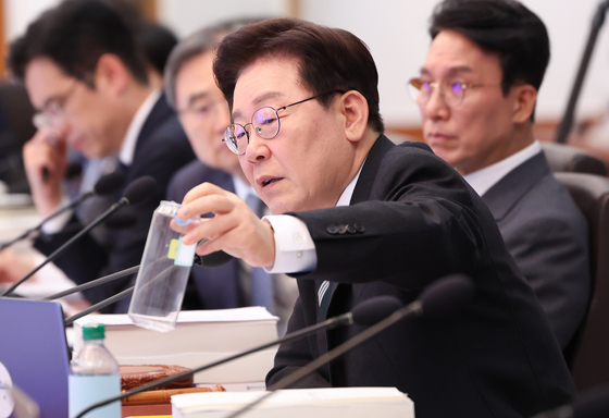 캔시머 용기 보는 이재명 대통령