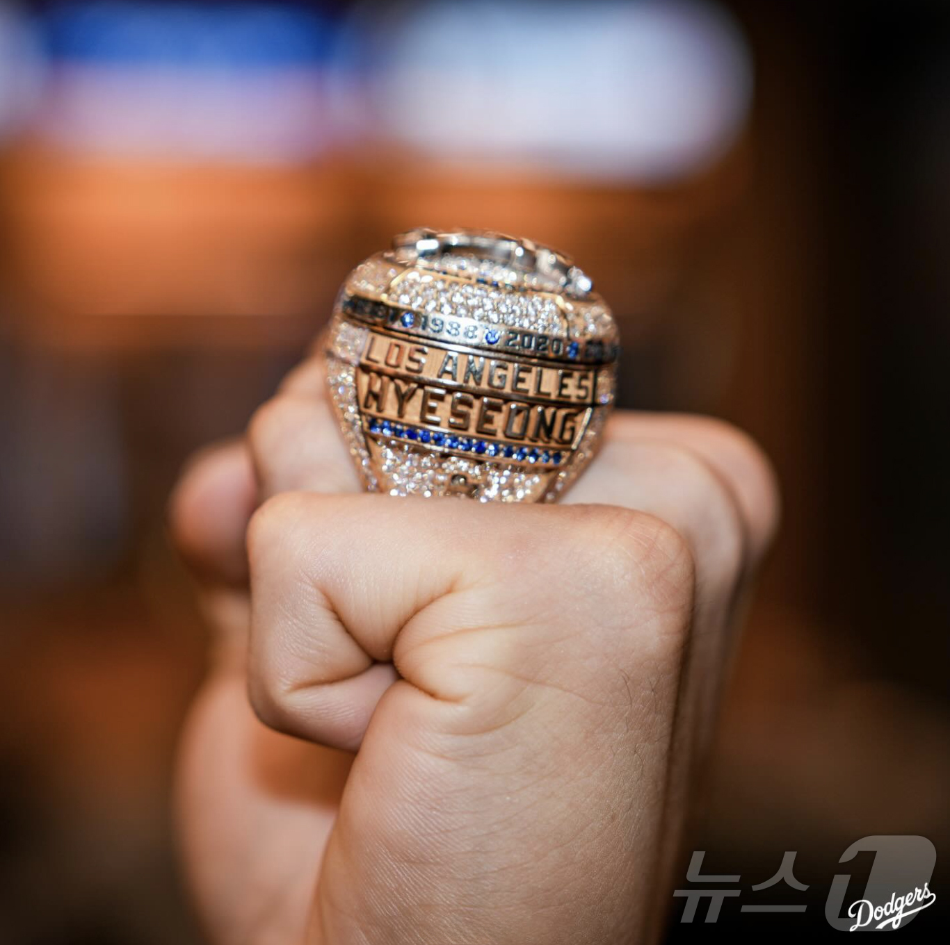 (서울=뉴스1) 김진환 기자 = 28일(한국시간) 미국프로야구 메이저리그(MLB) 2025시즌 월드시리즈 우승 반지에 LA 다저스 김혜성의 이름이 새겨져 있다.다저스 구단은 이날 …