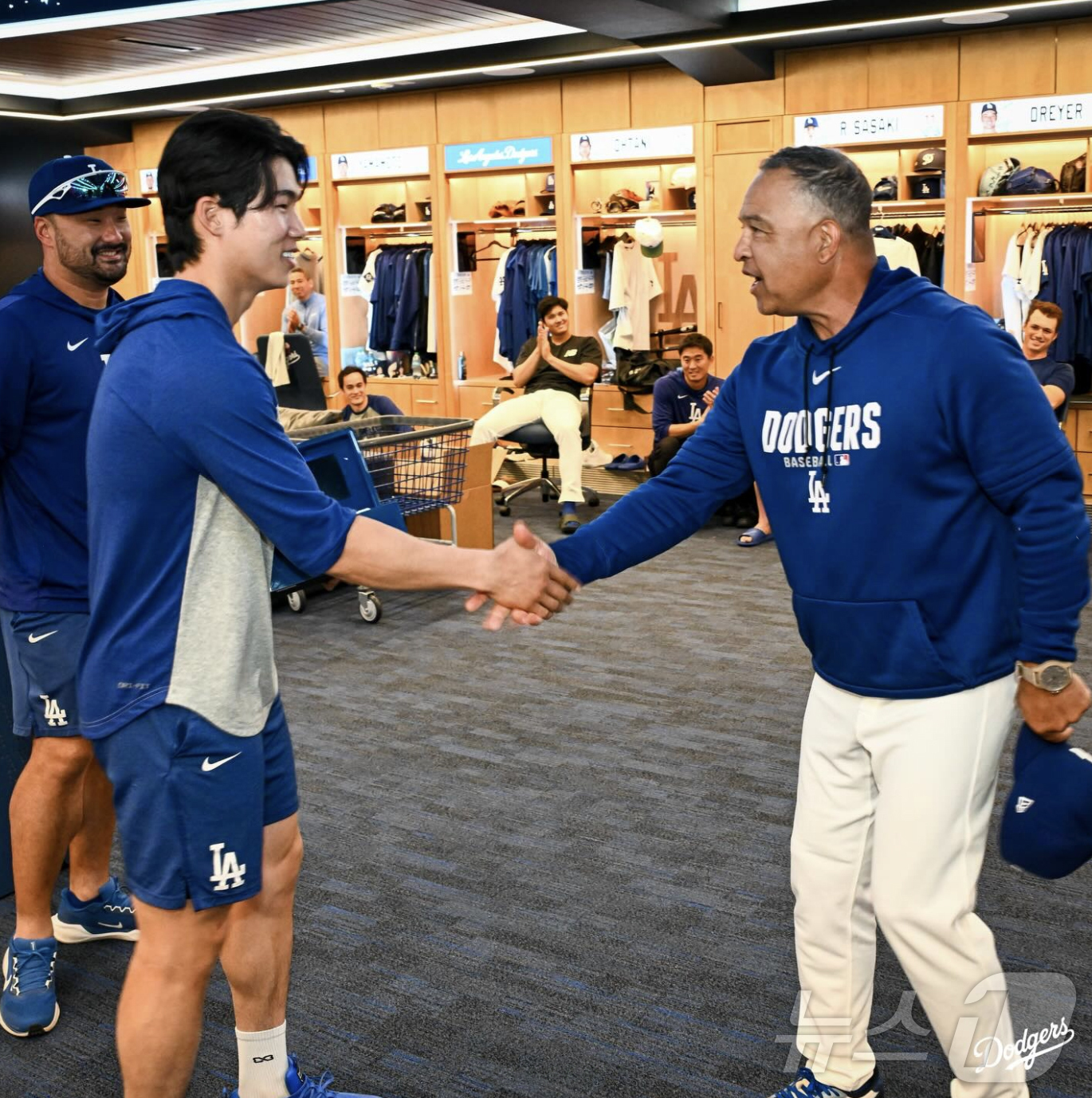 (서울=뉴스1) 김진환 기자 = 미국프로야구 메이저리그(MLB) LA 다저스의 김혜성이 28일(한국시간) 구단 라커룸에서 2025시즌 월드시리즈 우승 반지를 전달받은 뒤 데이브 로 …