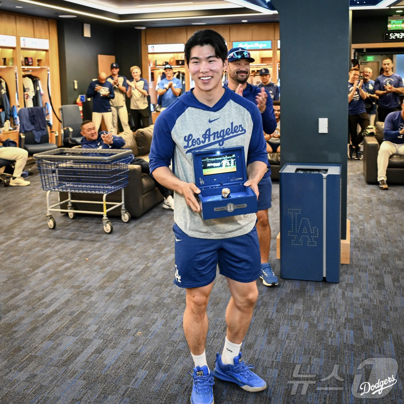 (서울=뉴스1) 김진환 기자 = 미국프로야구 메이저리그(MLB) LA 다저스의 김혜성이 28일(한국시간) 구단 라커룸에서 2025시즌 월드시리즈 우승 반지를 전달받은 뒤 환한 미소 …