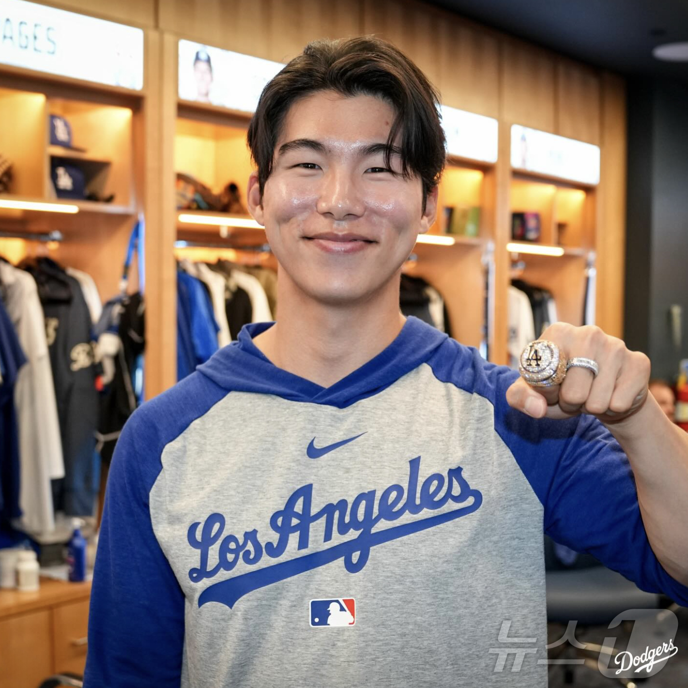 (서울=뉴스1) 김진환 기자 = 미국프로야구 메이저리그(MLB) LA 다저스의 김혜성이 28일(한국시간) 구단 라커룸에서 2025시즌 월드시리즈 우승 반지를 전달받은 뒤 환한 미소 …