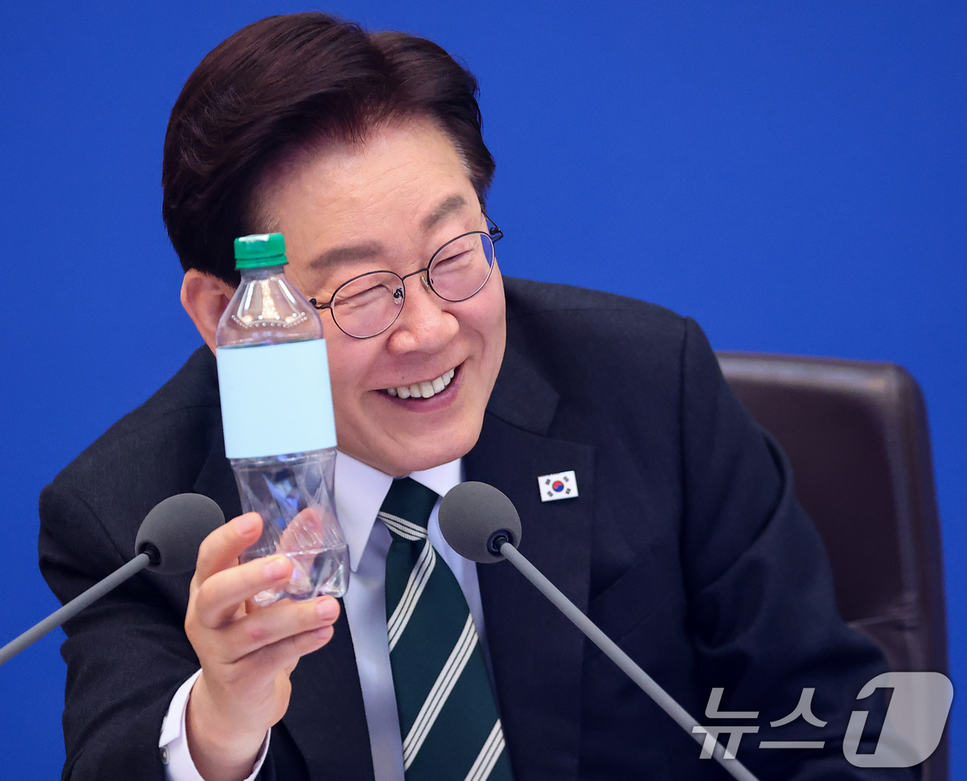 (서울=뉴스1) 허경 기자 = 이재명 대통령이 28일 청와대에서 열린 국무회의 겸 비상경제점검회의에서 재생원료를 100% 사용한 페트병을 살펴보고 있다. 2026.4.28/뉴스1