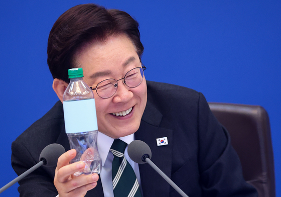 100% 재활용 플라스틱 용기 살펴보는 이재명 대통령