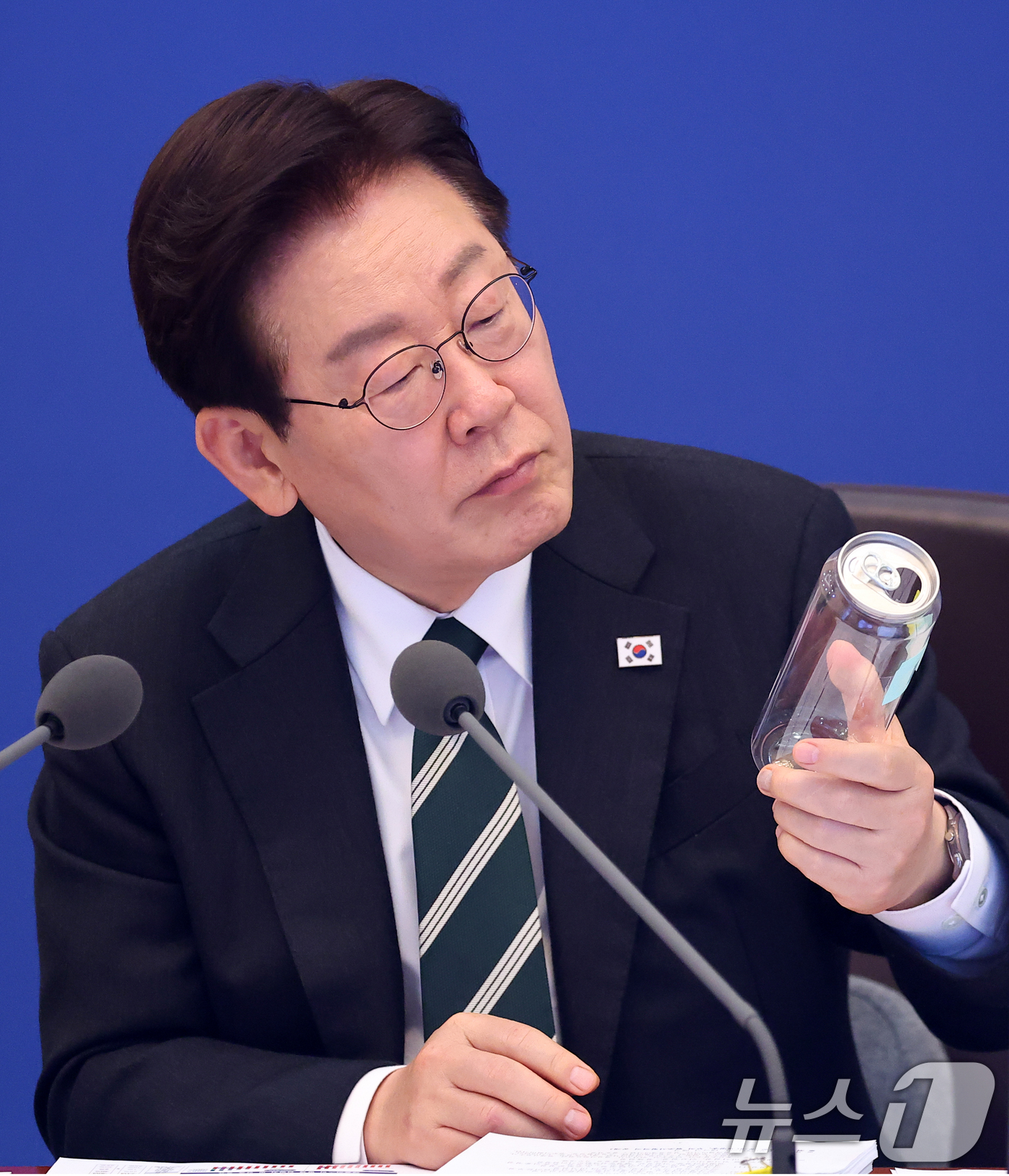 (서울=뉴스1) 허경 기자 = 이재명 대통령이 28일 청와대에서 열린 제18회 국무회의 겸 제6차 비상경제점검회의에서 김성환 기후에너지환경부 장관 발언 때 PET(투명) 캔과 알루 …