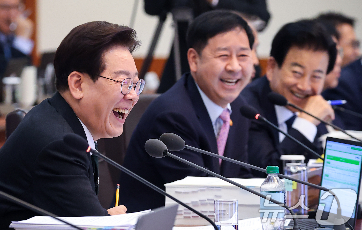 (서울=뉴스1) 허경 기자 = 이재명 대통령이 28일 청와대에서 열린 제18회 국무회의 겸 제6차 비상경제점검회의에서 발언하며 미소 짓고 있다. 2026.4.28/뉴스1