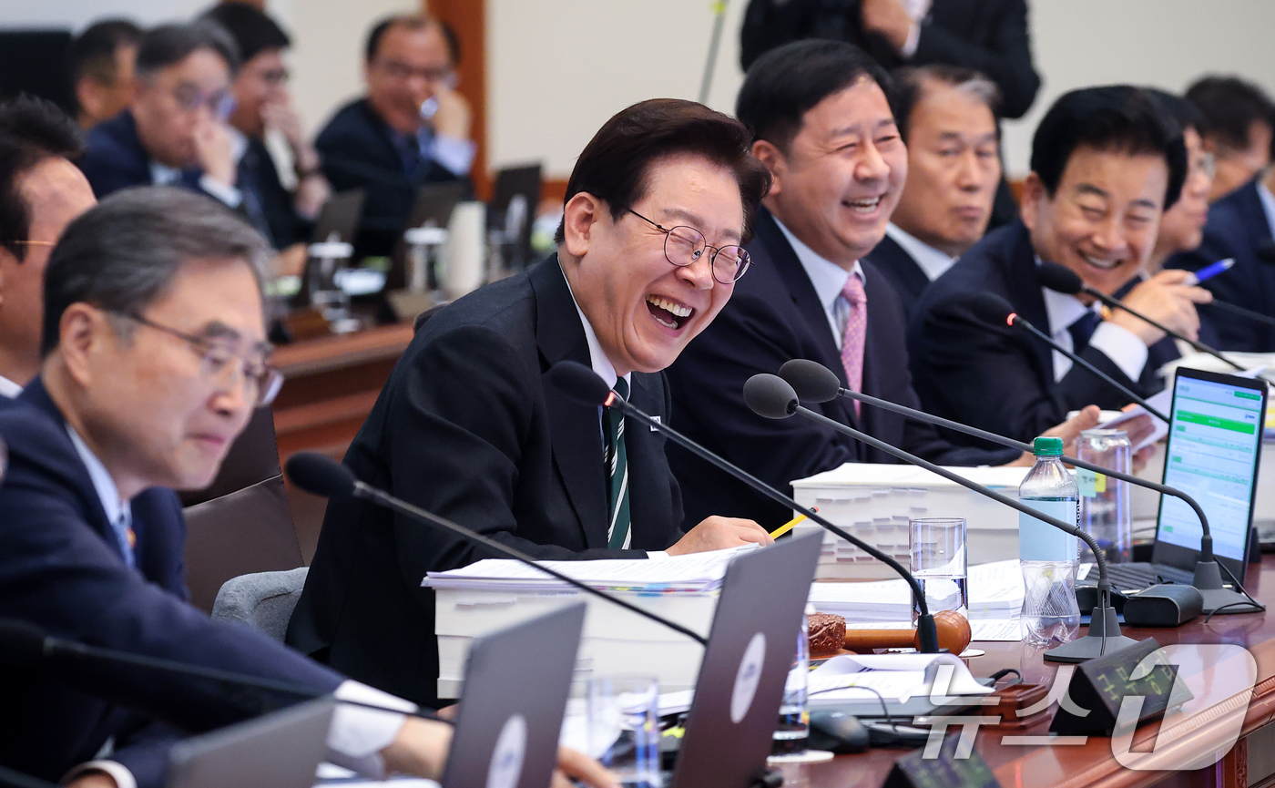 (서울=뉴스1) 허경 기자 = 이재명 대통령이 28일 청와대에서 열린 제18회 국무회의 겸 제6차 비상경제점검회의에서 발언하며 미소 짓고 있다. 2026.4.28/뉴스1