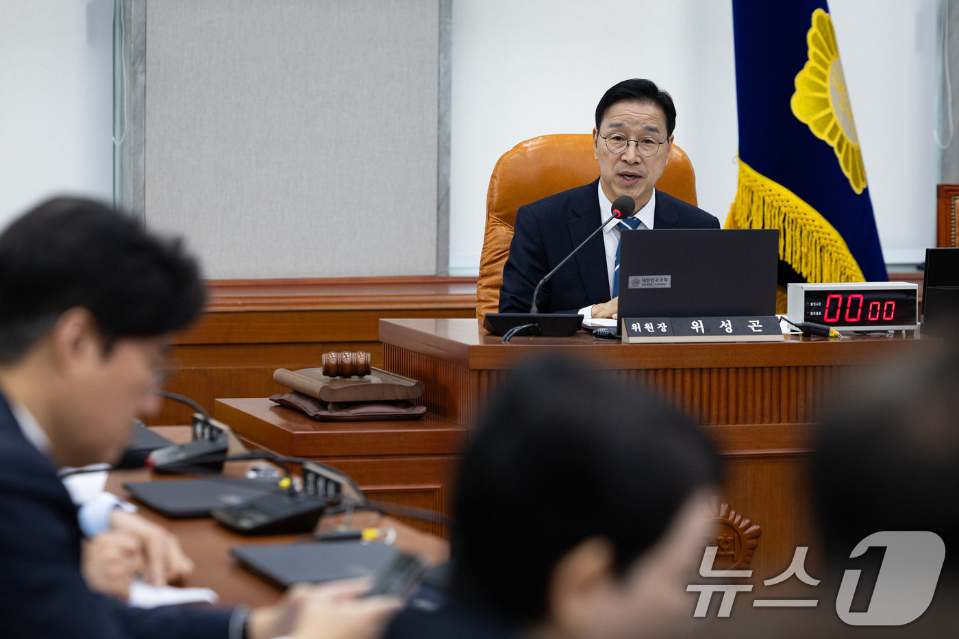 (서울=뉴스1) 유승관 기자 = 위성곤 국회 기후위기특별위원장이 28일 서울 여의도 국회에서 열린 제434회 국회(임시회) 기후위기특별위원회 제11차 전체회의에서 위원장직 사임 인 …