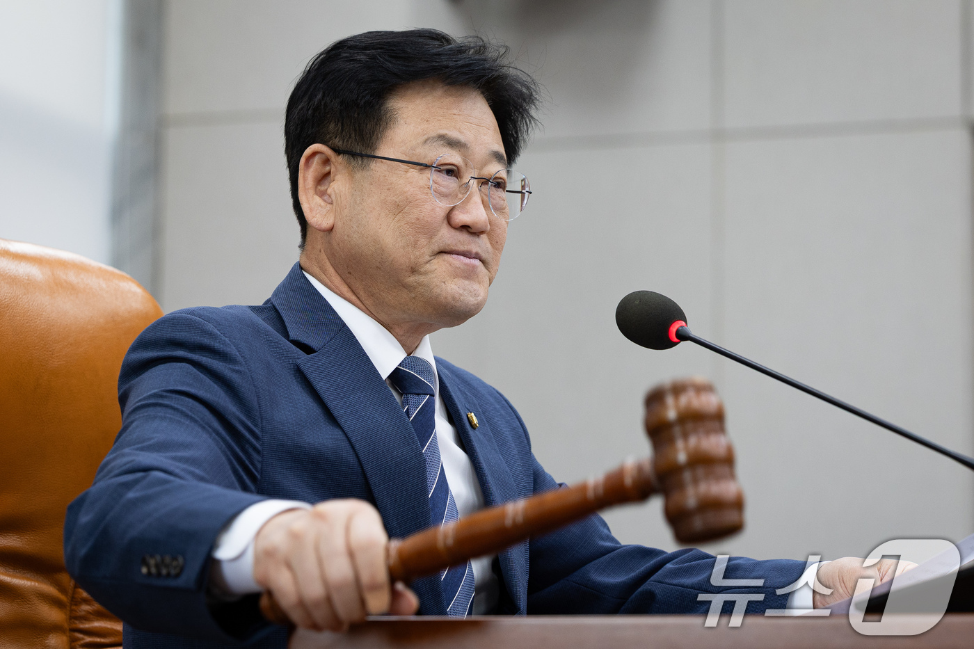 (서울=뉴스1) 유승관 기자 = 김정호 신임 국회 기후위기특별위원장이 28일 서울 여의도 국회에서 열린 제434회 국회(임시회) 기후위기특별위원회 제11차 전체회의에서 의사봉을 두 …