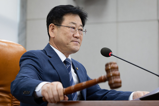 의사봉 두드리는 김정호 신임 기후위기특별위원장