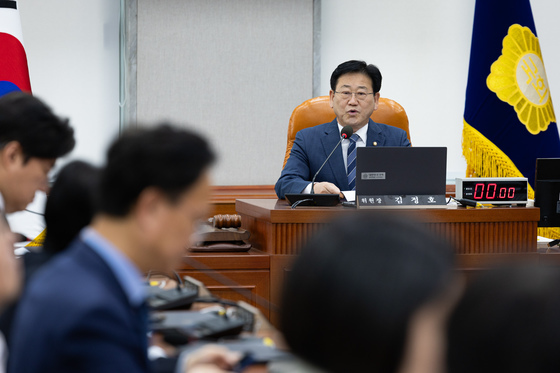 인사말하는 김정호 신임 기후위기특별위원장