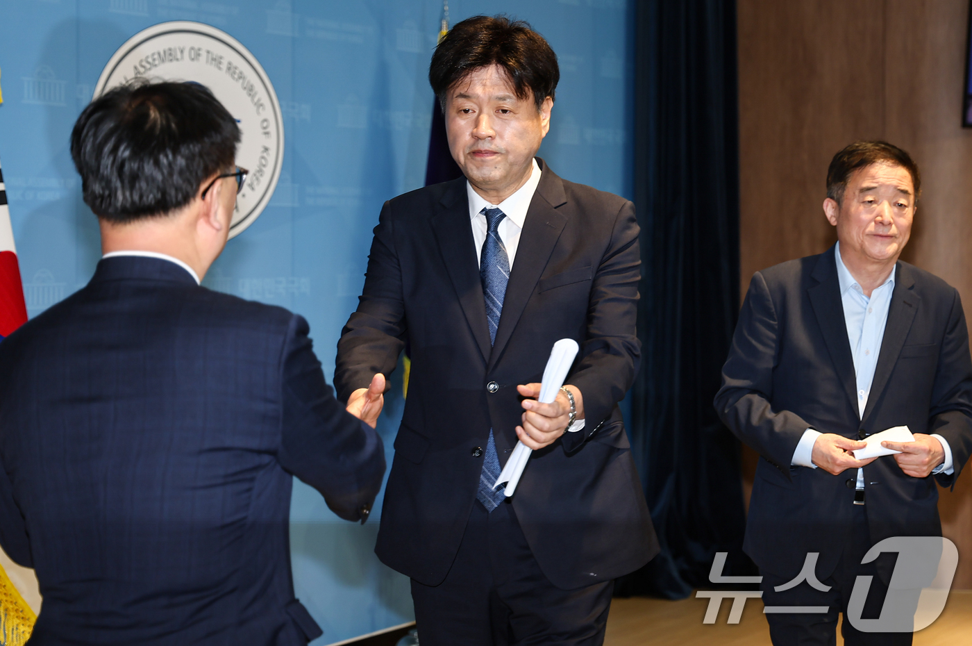 (서울=뉴스1) 김도우 기자 = 김용 전 민주연구원 부원장이 28일 서울 여의도 국회 소통관에서 공천 관련 입장을 밝힌 후 기자회견장을 나서고 있다. 2026.4.28/뉴스1