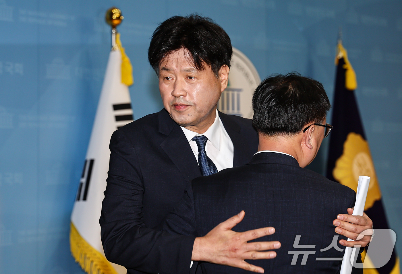 (서울=뉴스1) 김도우 기자 = 김용 전 민주연구원 부원장이 28일 서울 여의도 국회 소통관에서 공천 관련 입장을 밝힌 후 기자회견장을 나서고 있다. 2026.4.28/뉴스1