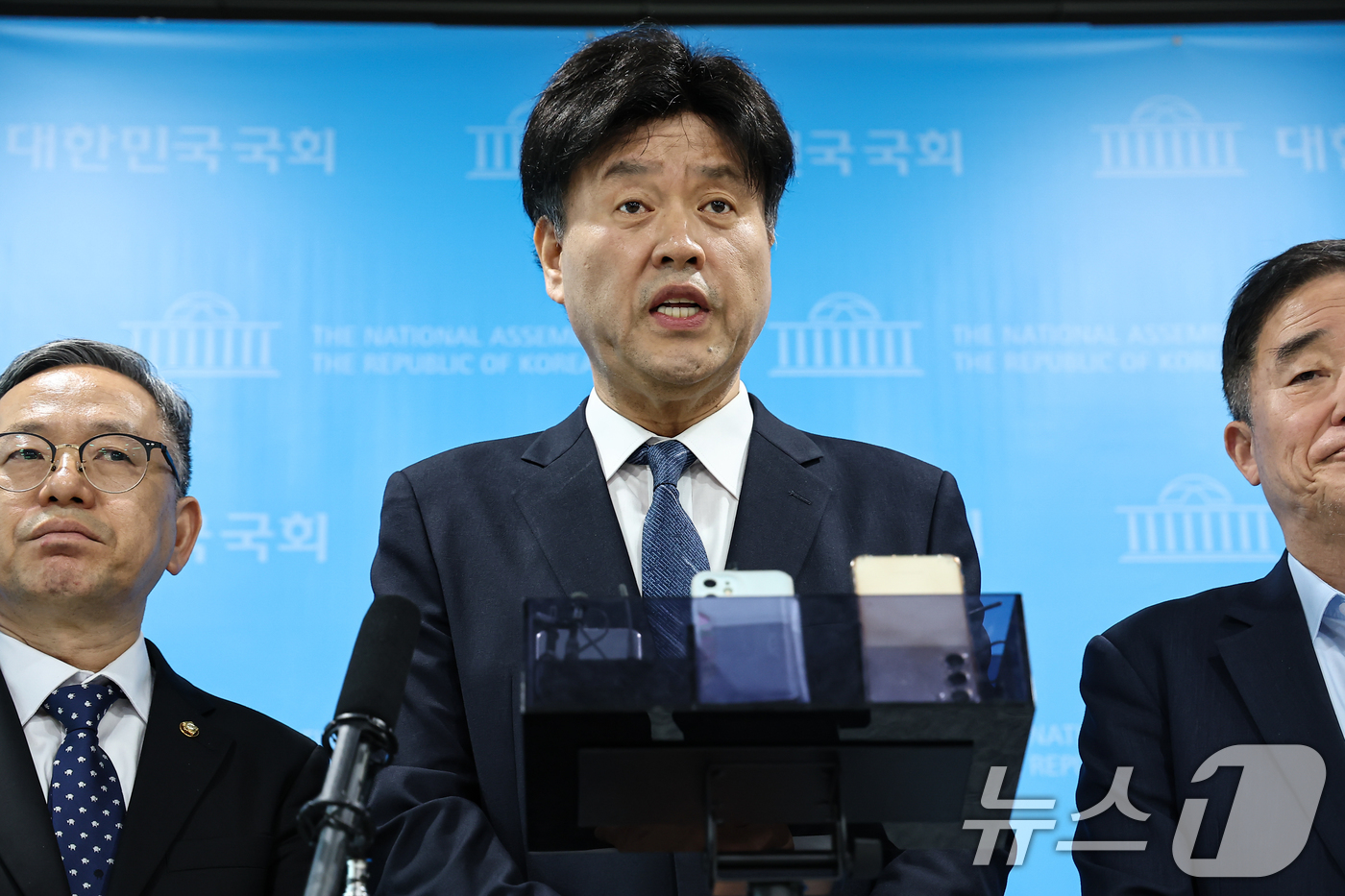 (서울=뉴스1) 김도우 기자 = 김용 전 민주연구원 부원장이 28일 서울 여의도 국회 소통관에서 공천 관련 입장을 밝힌 후 백브리핑을 하고 있다. 2026.4.28/뉴스1